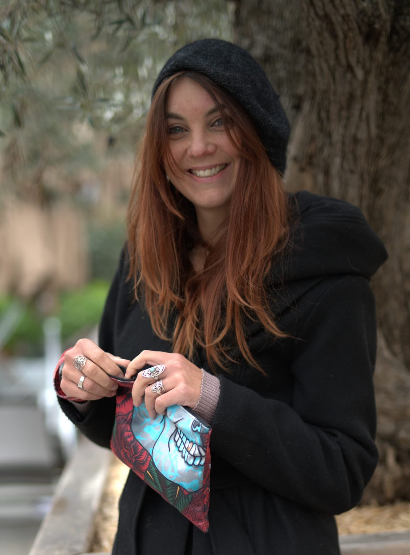 Portrait de rue, jeune femme rousse souriante