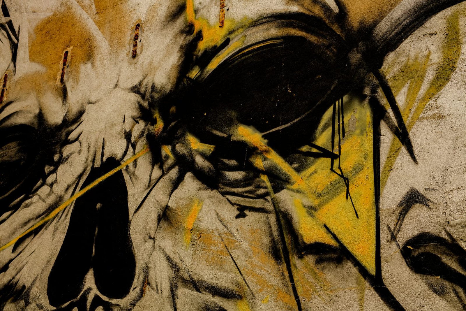 Fresque murale urbex, noir et jaune