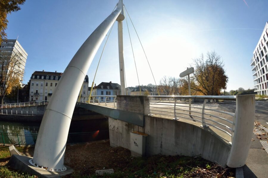 Sur le côté du pont de mulhouse
